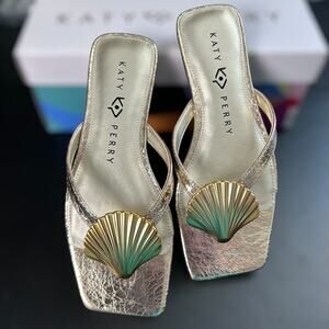 Katy Perry The Camie Shell Sandal Gold Size 5.5 New in Box!